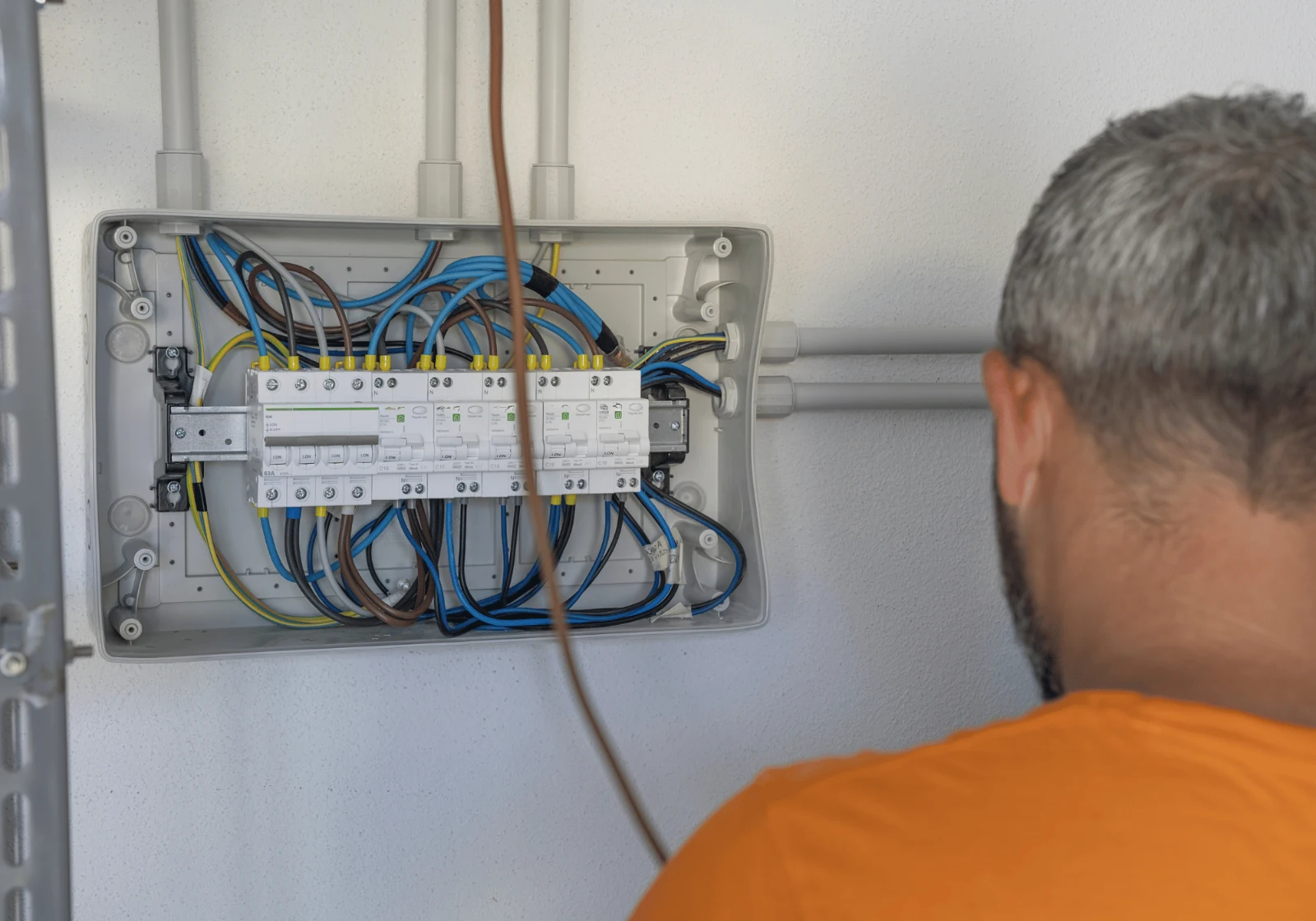 Jak się przygotować do wizyty elektryka w domu?